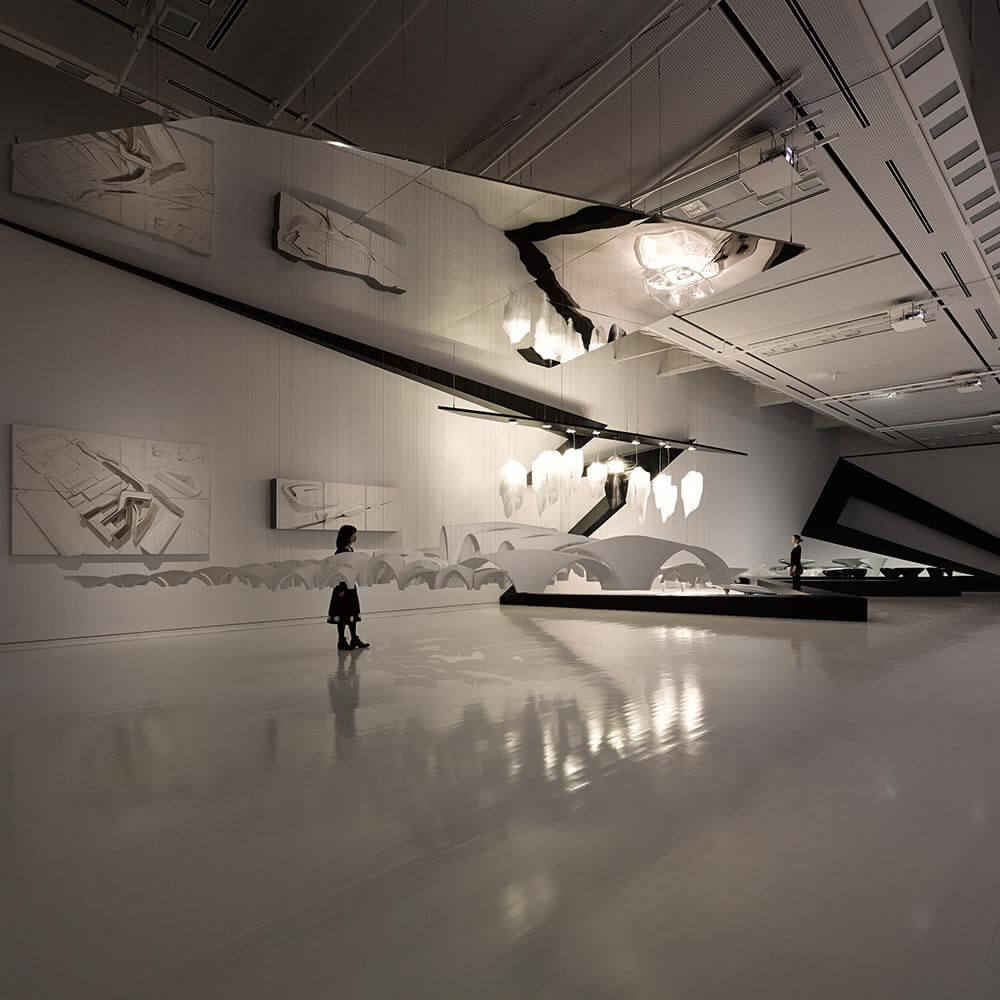 Slamp Hängeleuchte Aria Schwarz, Transparent in einem modernen Ausstellungsraum mit minimalistischer Beleuchtung.