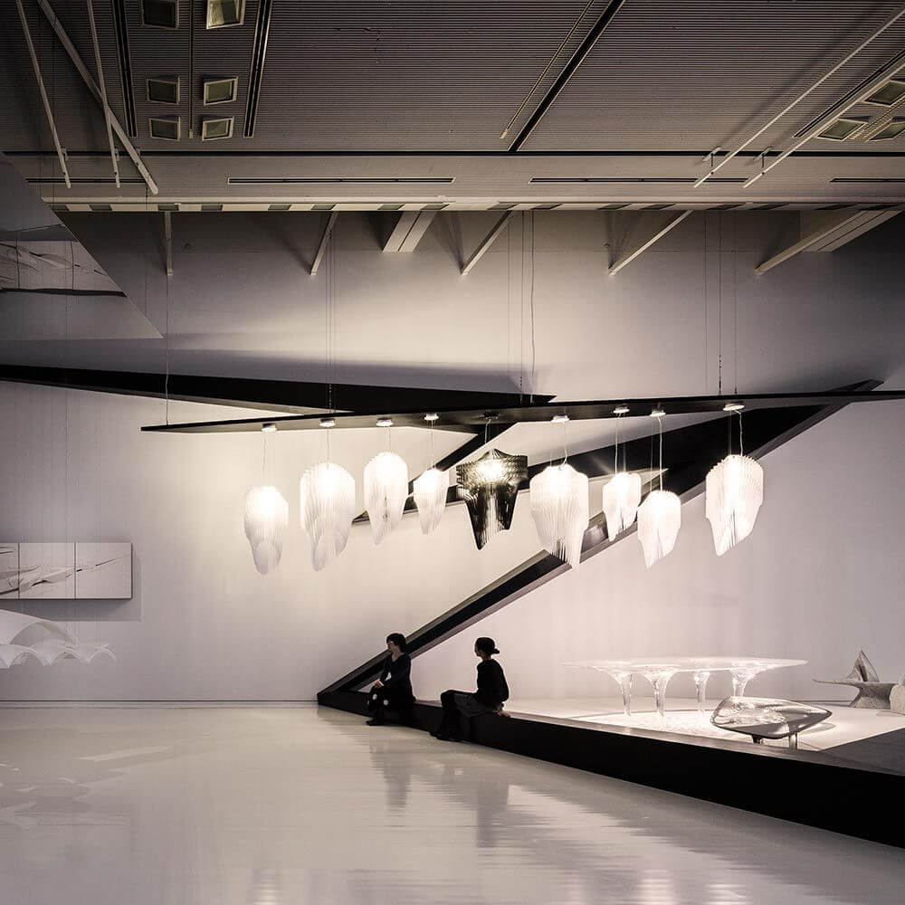 Slamp Hängeleuchte Aria Schwarz, Transparent in modernem, elegantem Innenraum mit Kunstwerken und stilvollen Möbeln.