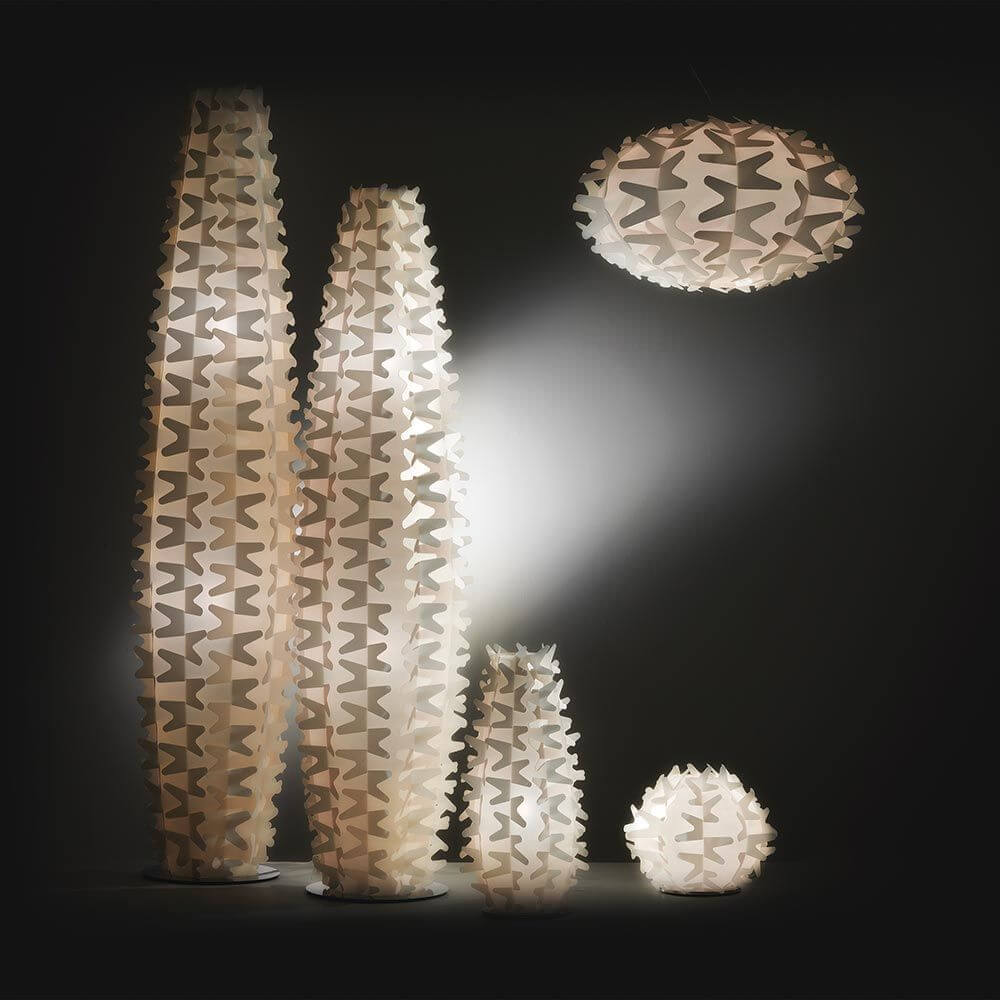Slamp Hängeleuchte Cactus Gold in verschiedenen Größen mit einzigartigem Design und Lichtreflexionen.