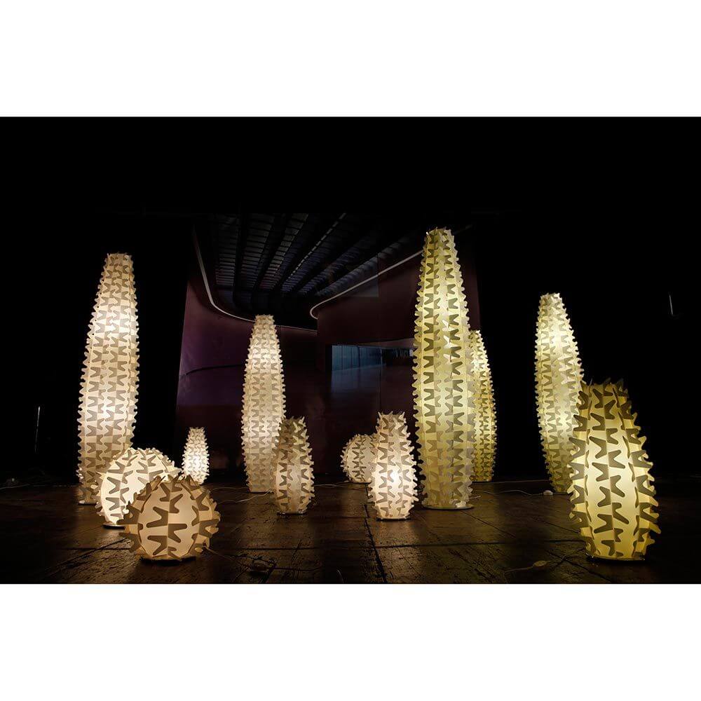 Slamp Hängeleuchte Cactus Gold in verschiedenen Größen, design und prismatische Reflexe im Raum.