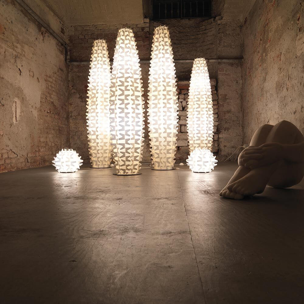 Slamp Hängeleuchte Cactus Gold in einem modernen Raum mit mehreren ähnlichen Lampen und einer Skulptur.