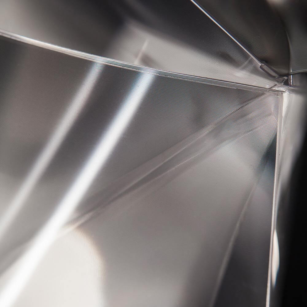 Detailaufnahme der Slamp Hängeleuchte Gemmy Prisma Transparent mit polyedrischen Facetten und Lichtreflexionen.