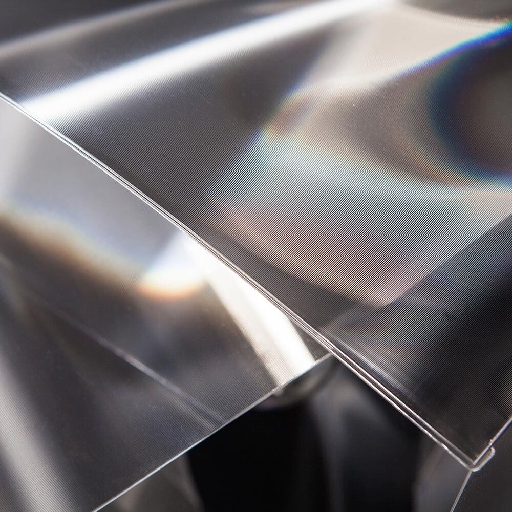 Detailaufnahme der transparenten Folie der Slamp Hängeleuchte Gemmy Prisma Transparent.