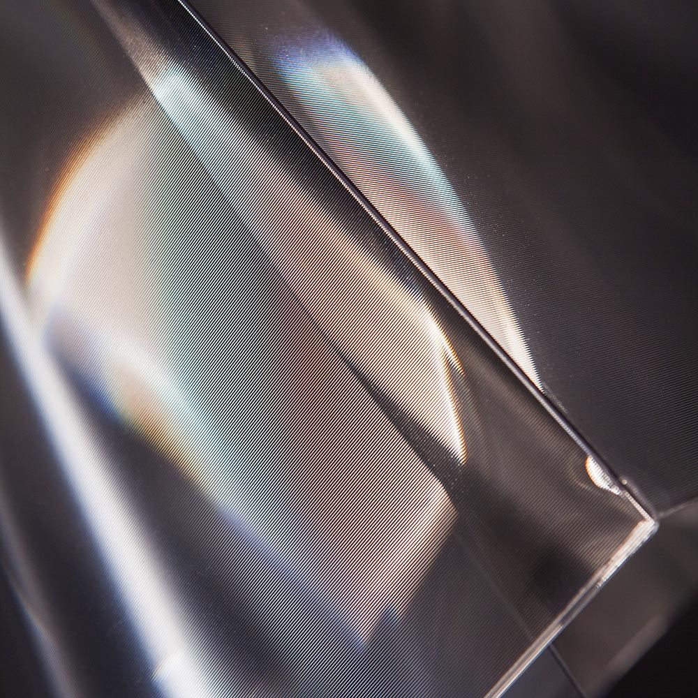 Nahaufnahme von transparentem Material mit holografischem Effekt, ideal für Designs und kreative Projekte.