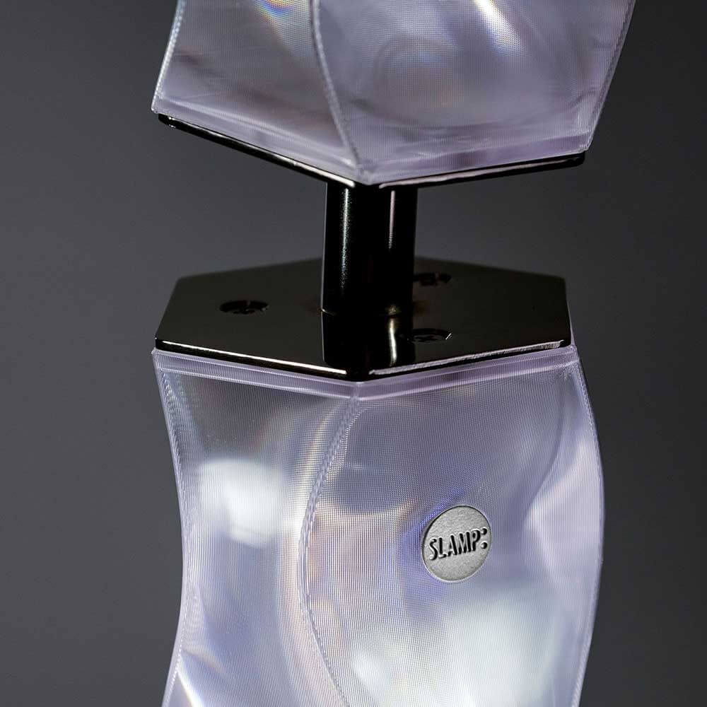 Slamp Hugo Stehleuchte 207cm aus Lentiflex-Kunststoff Detailaufnahme des Schirms und des Sockels.