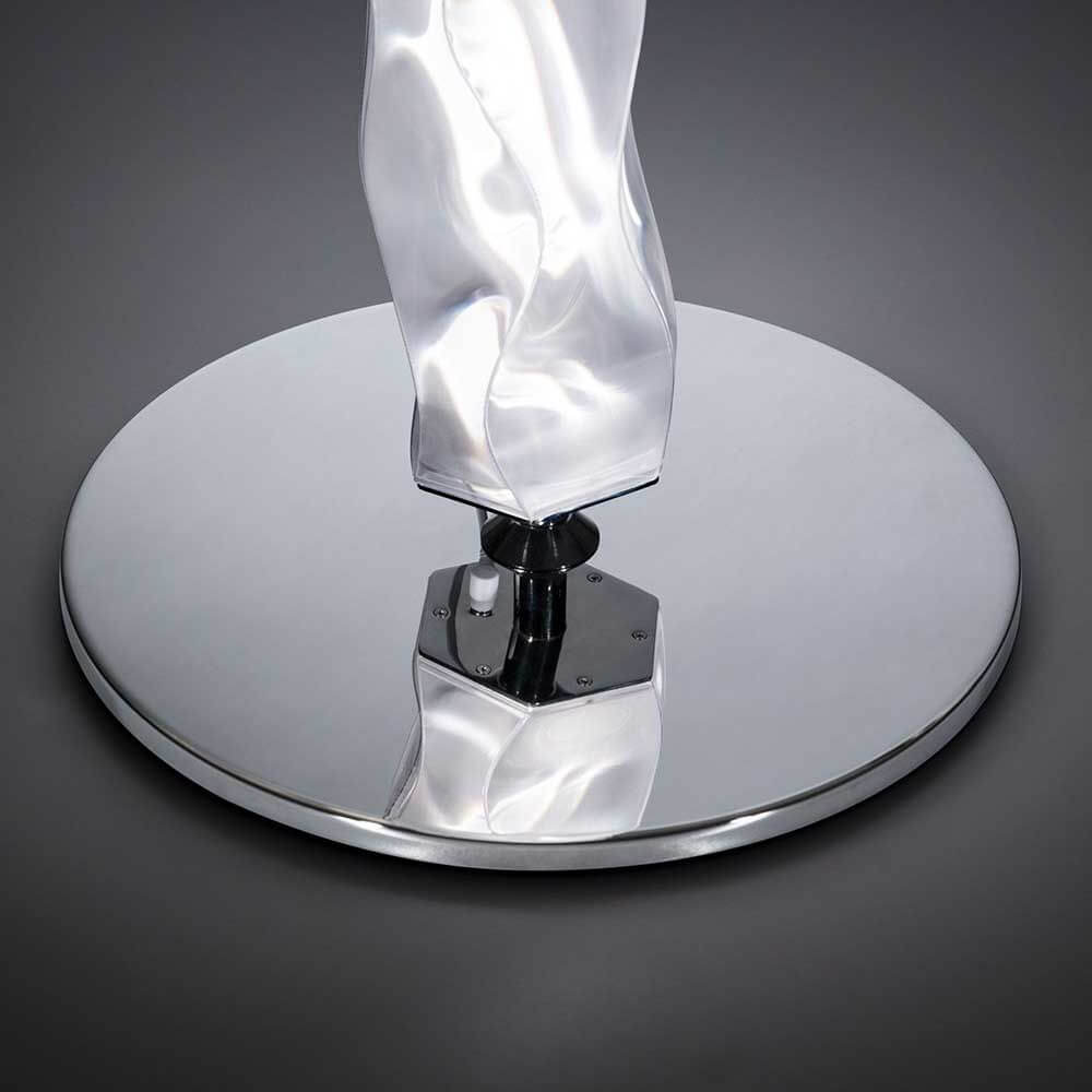 Slamp Hugo Stehleuchte 207cm aus Lentiflex-Kunststoff - Blick auf den Sockel und das Design der Leuchte.