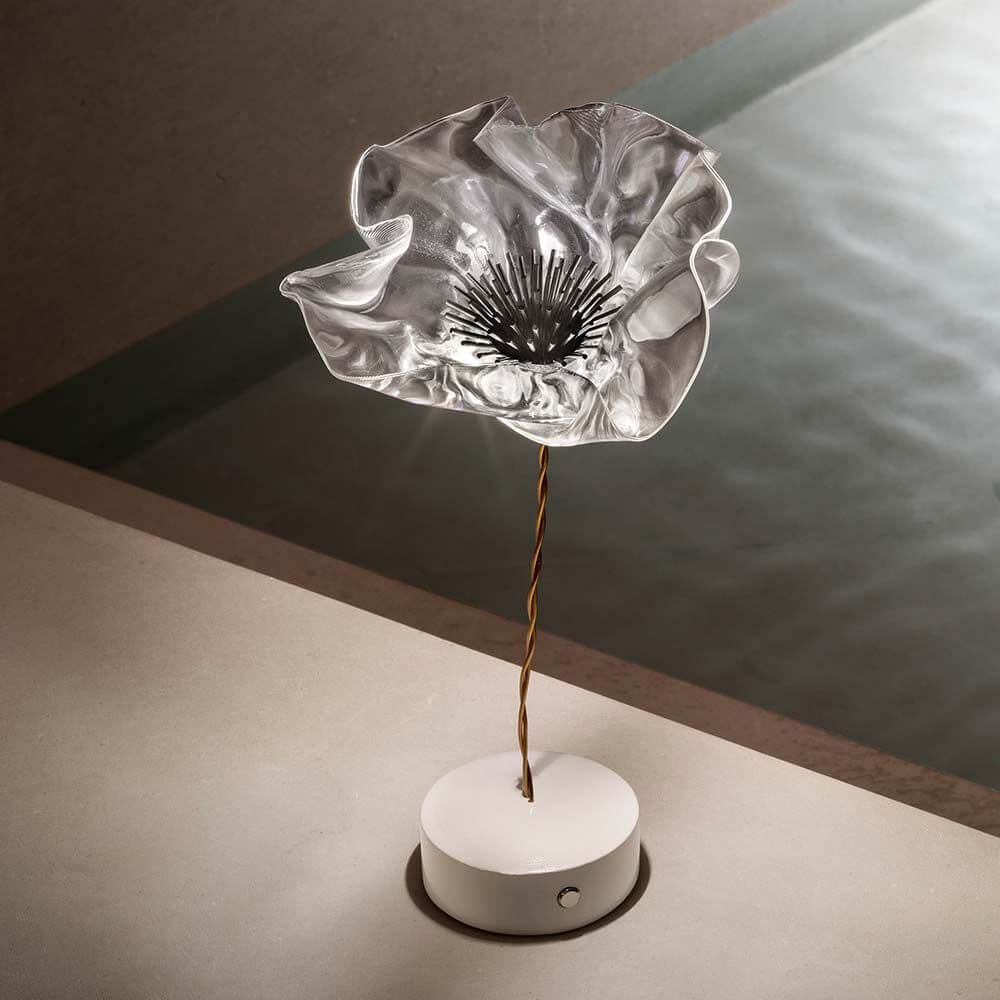 Slamp LED Akku-Tischlampe Lafleur Prisma mit blütenförmigem Schirm aus Lentiflex auf eleganter Basis.
