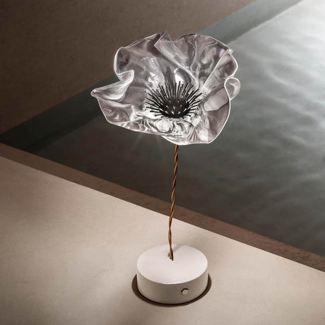 Slamp LED Akku-Tischlampe Lafleur Prisma mit blütenförmigem Schirm aus Lentiflex auf eleganter Basis.