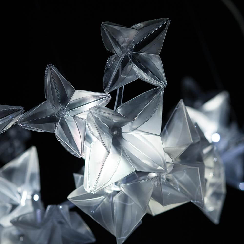 Slamp LED Deckenleuchte Hanami 2500lm 2700K Prisma in stilvollem, modernem Design mit transparenten, sternförmigen Elementen.