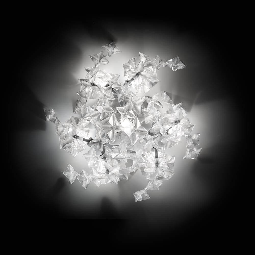 Slamp LED Deckenleuchte Hanami 2500lm 2700K Prisma in eleganter, blütenähnlicher Form mit sanftem Licht.