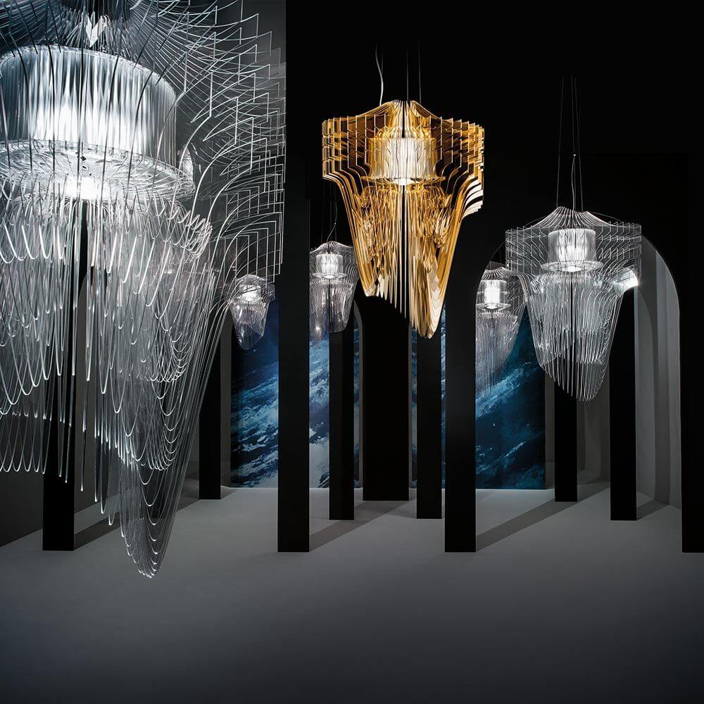 Slamp LED Hängelampe Aria Large 7000lm 2700K Transparent in einem modernen Innenraum.