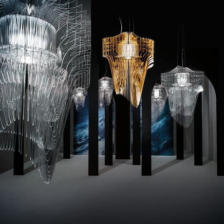 Slamp LED Lampa wisząca Aria Medium 3500lm 2700K Złoto w innowacyjnym designie, prezentowana w nowoczesnym wnętrzu.