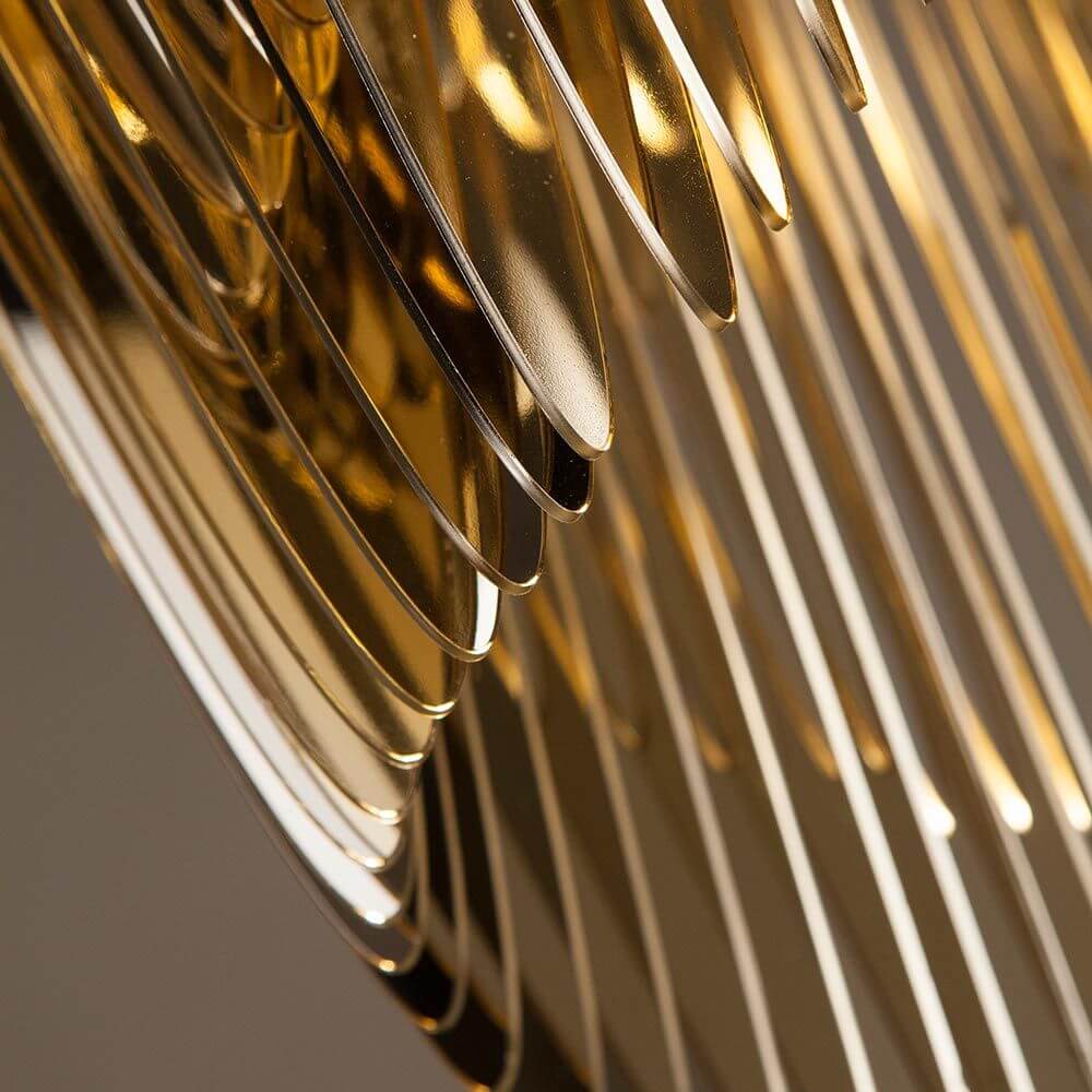 Detailansicht der Slamp LED Hängelampe Aria Medium 3500lm 2700K Gold mit glänzendem goldenen Design.