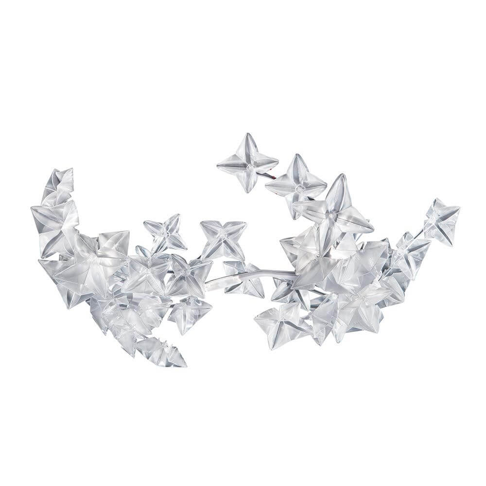 Slamp LED Hängelampe Hanami 2500lm 2700K Prisma in eine elegante, moderne Form mit klaren, lichtreflektierenden Elementen.