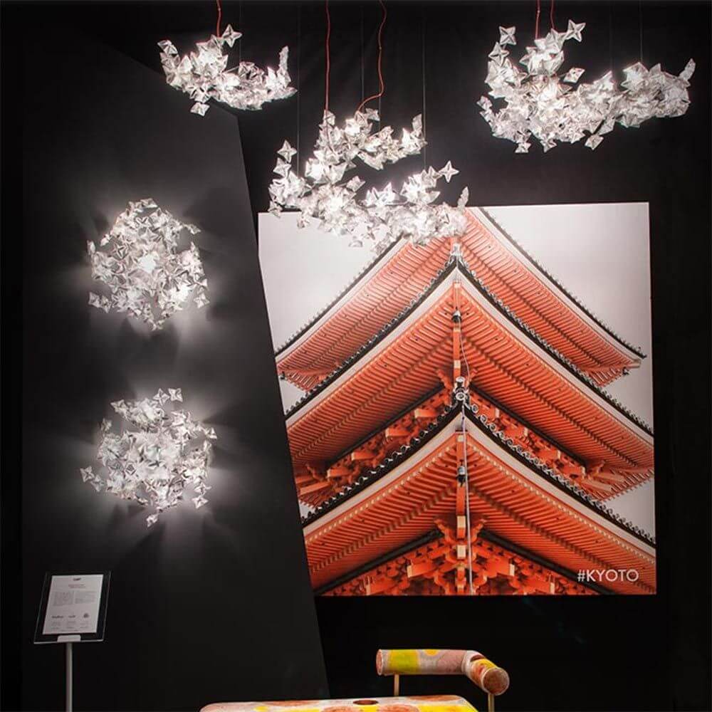 Slamp LED Hängelampe Hanami 2500lm 2700K Prisma in stilvollem Ambiente mit Kirschblüten-Motiv.