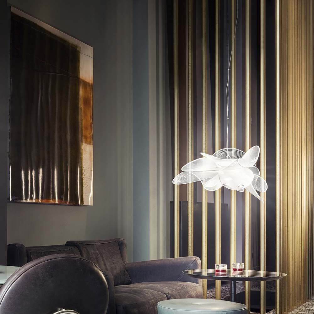 Slamp LED Hängelampe La Belle Etoile in modernem Raum mit eleganter Einrichtung.