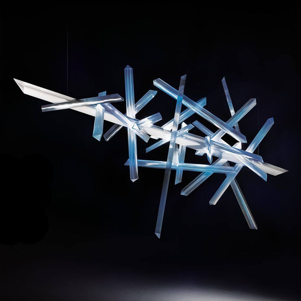 Slamp LED Hängelampe La Traviata Lichtskulptur in abstrakter, künstlerischer Form mit leuchtenden Elementen.