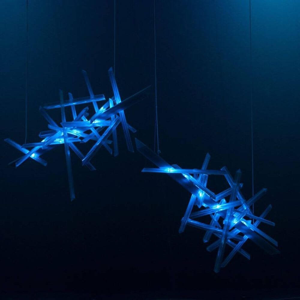 Slamp LED Hängelampe La Traviata Lichtskulptur in blauer Beleuchtung, künstlerische Lichtinstallation.