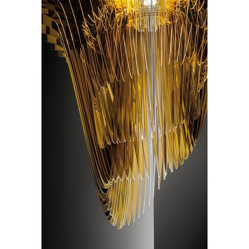 Slamp LED Hängeleuchte Aria Large 7000lm 2700K Gold in einem modernen, eleganten Design.