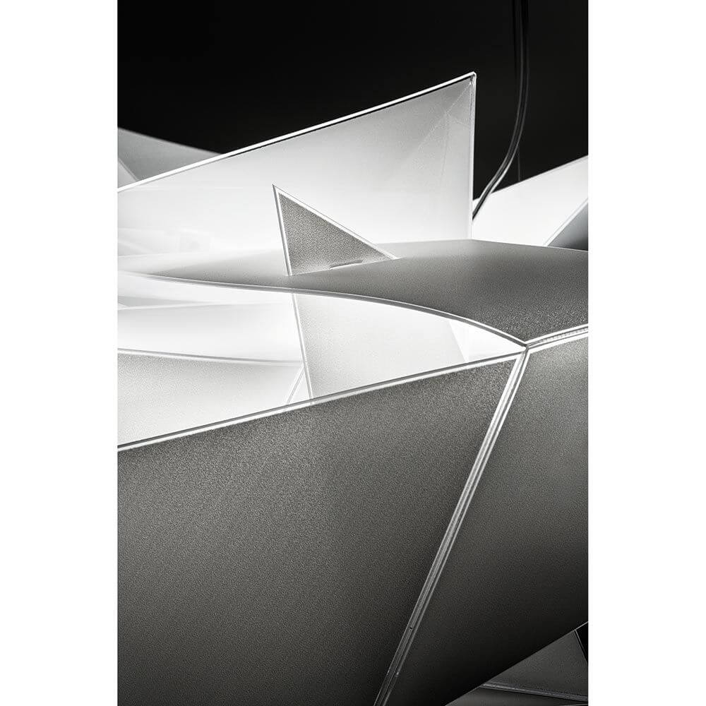 Slamp LED Hängeleuchte Cordoba 15000lm 2700K Weiß - Detailansicht der designorientierten Lampenstruktur.