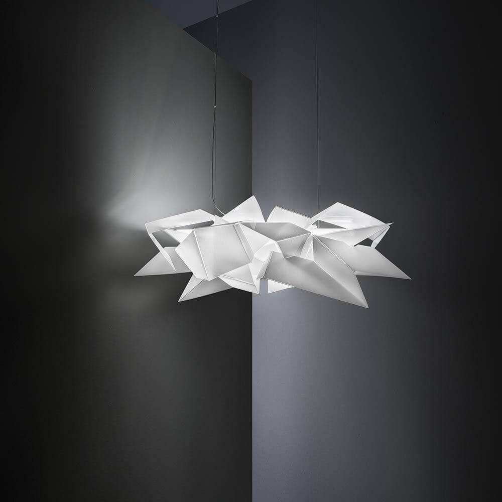 Slamp LED Hängeleuchte Cordoba 15000lm 2700K Weiß in modernem, asymmetrischem Design.