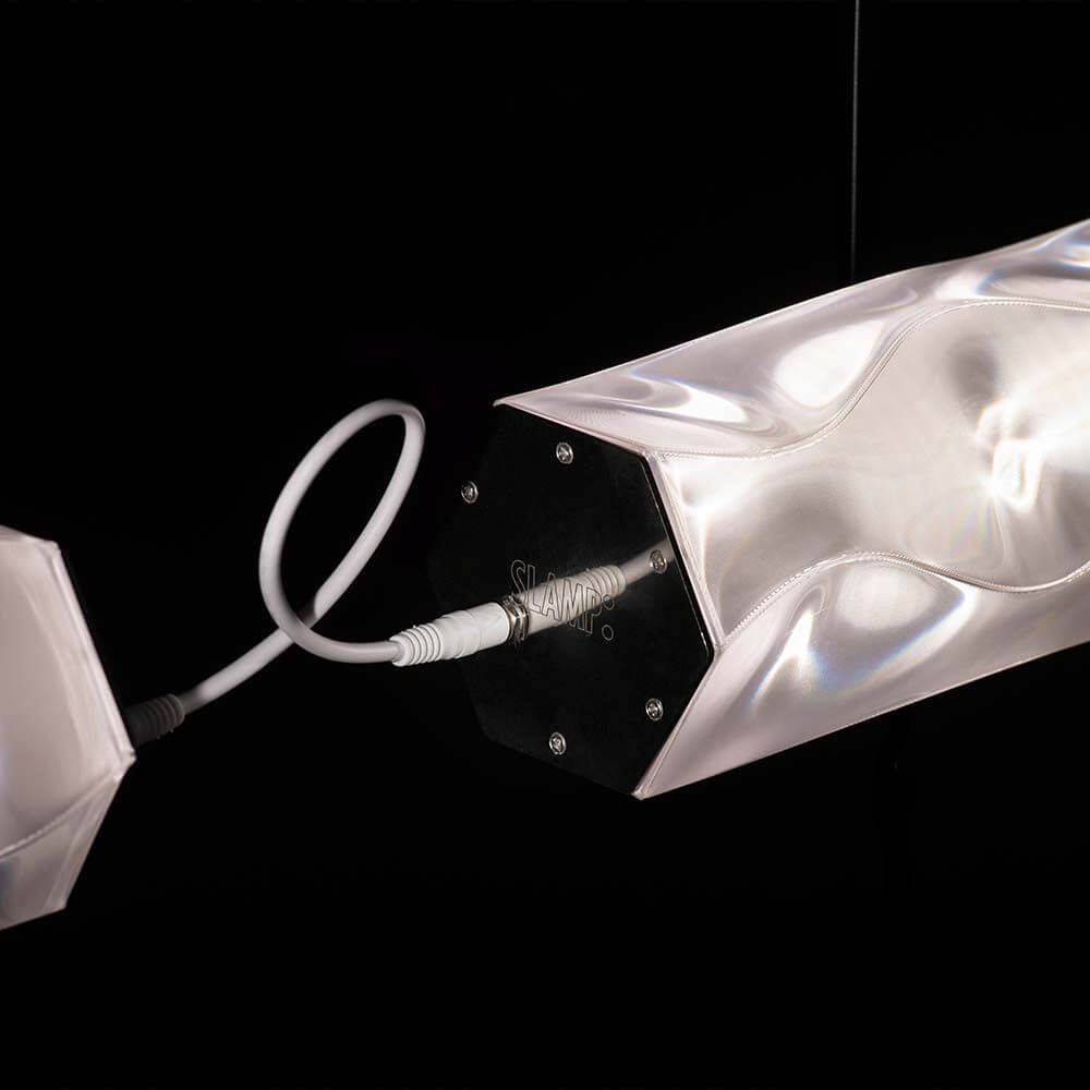 Detailansicht der Slamp LED Hängeleuchte Hugo Architectural System 24V mit stilvollem Design und einzigartiger Struktur.