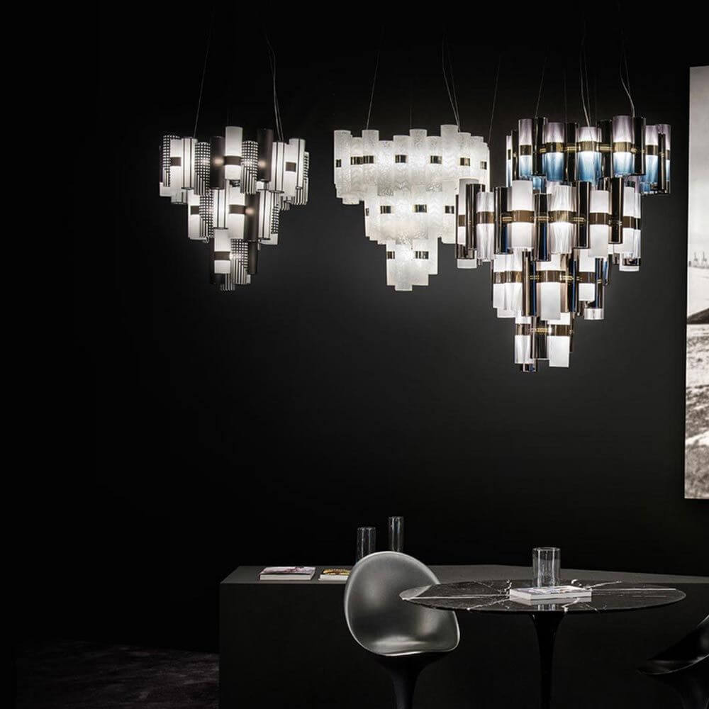 Slamp LED Hängeleuchte La Lollo Extra-Large 2700K Anthrazit, Weiß in einem modernen Wohnambiente.