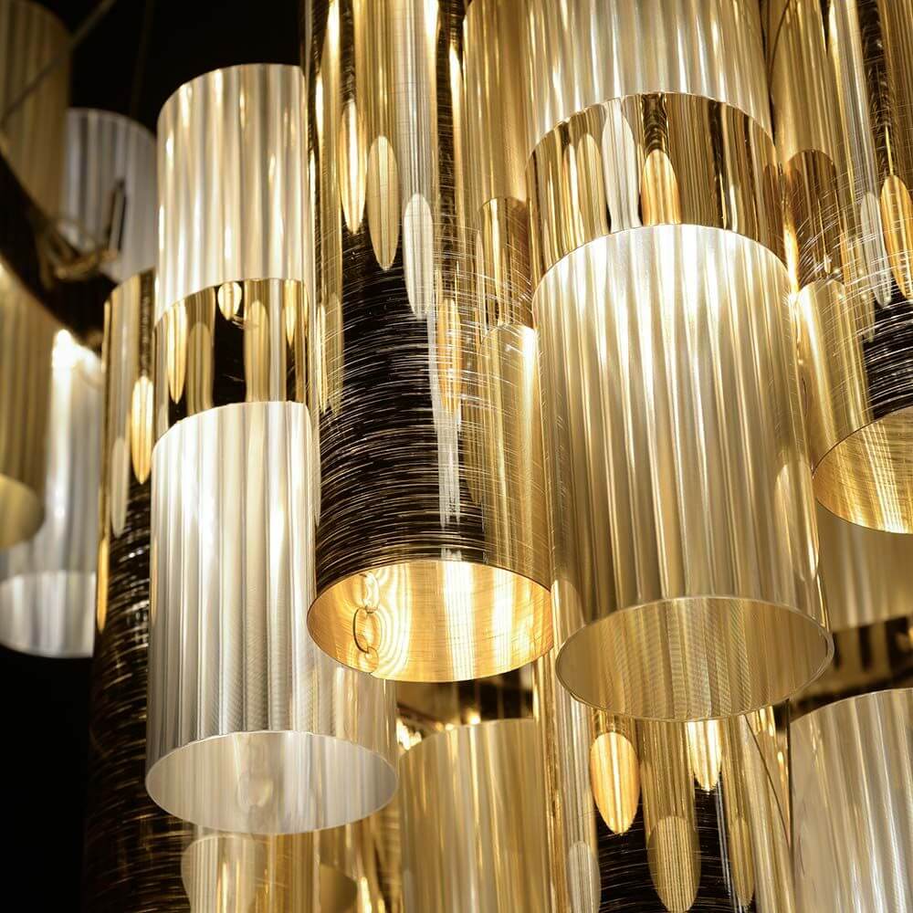 Detailansicht der Slamp LED Hängeleuchte La Lollona 5 Ø 130cm mit goldenen Zylindern und edlem Design.