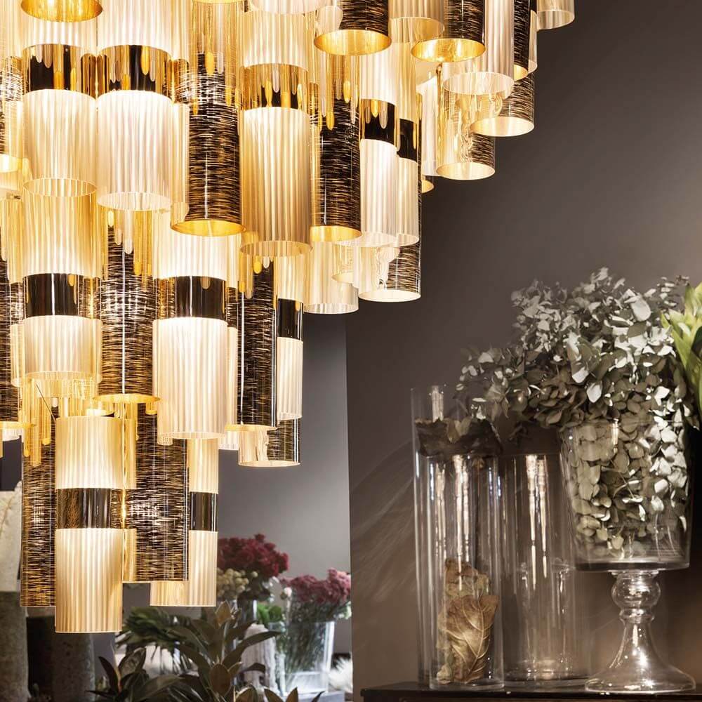 Slamp LED Hängeleuchte La Lollona 5 Ø 130cm mit goldenen Akzenten und zylindrischen Lampenschirmen.