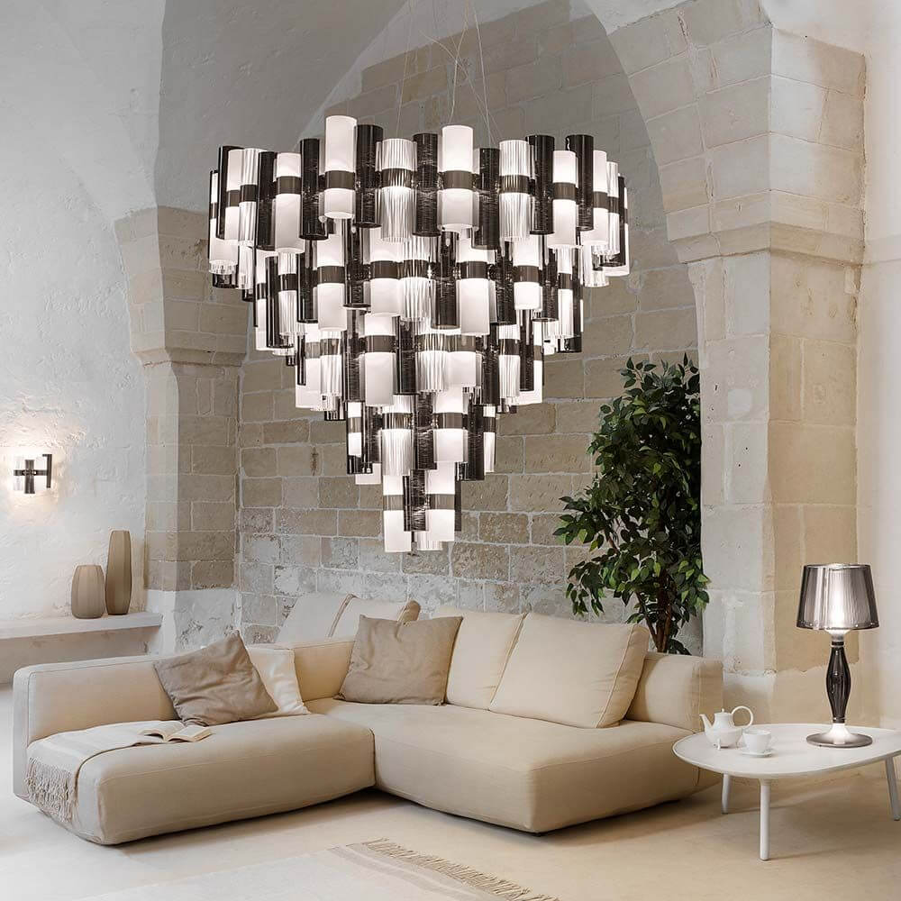 Slamp LED Hängeleuchte La Lollona 5 Ø 130cm im modernen Wohnraum mit stilvollem Sofa und eleganter Dekoration.
