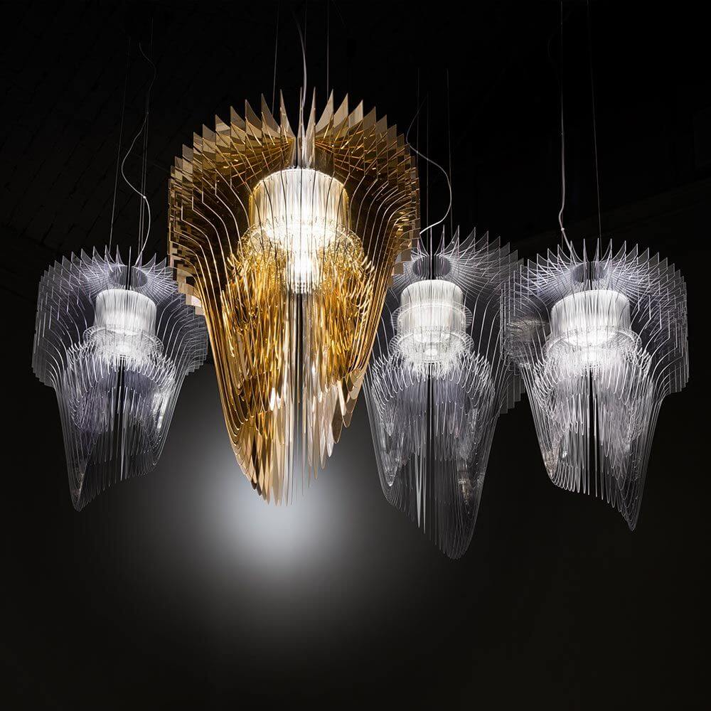 Slamp LED Pendelleuchte Aria Medium 3500lm 2700K Transparent in gold und transparenten Farben.