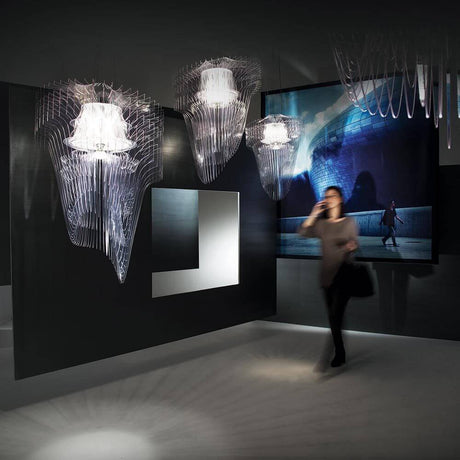 Lampada a sospensione LED Slamp Aria Medium 3500lm 2700K Trasparente in un moderno interno con opera d'arte.