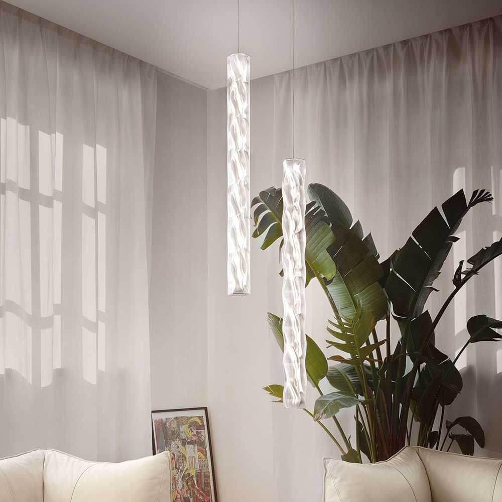 Slamp Hugo LED-pendellampe vertikalt i Lentiflex-plast i et moderne bomiljø.