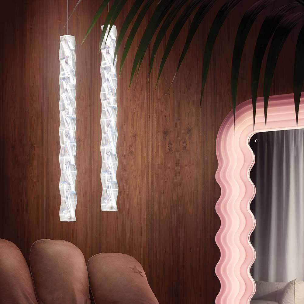 Slamp Hugo LED-pendellampe vertikalt i Lentiflex-plast i moderne romdesign.