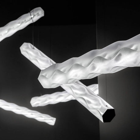 Slamp LED-Pendelleuchte Hugo aus Lentiflex-Kunststoff horizontal in modernem Design.