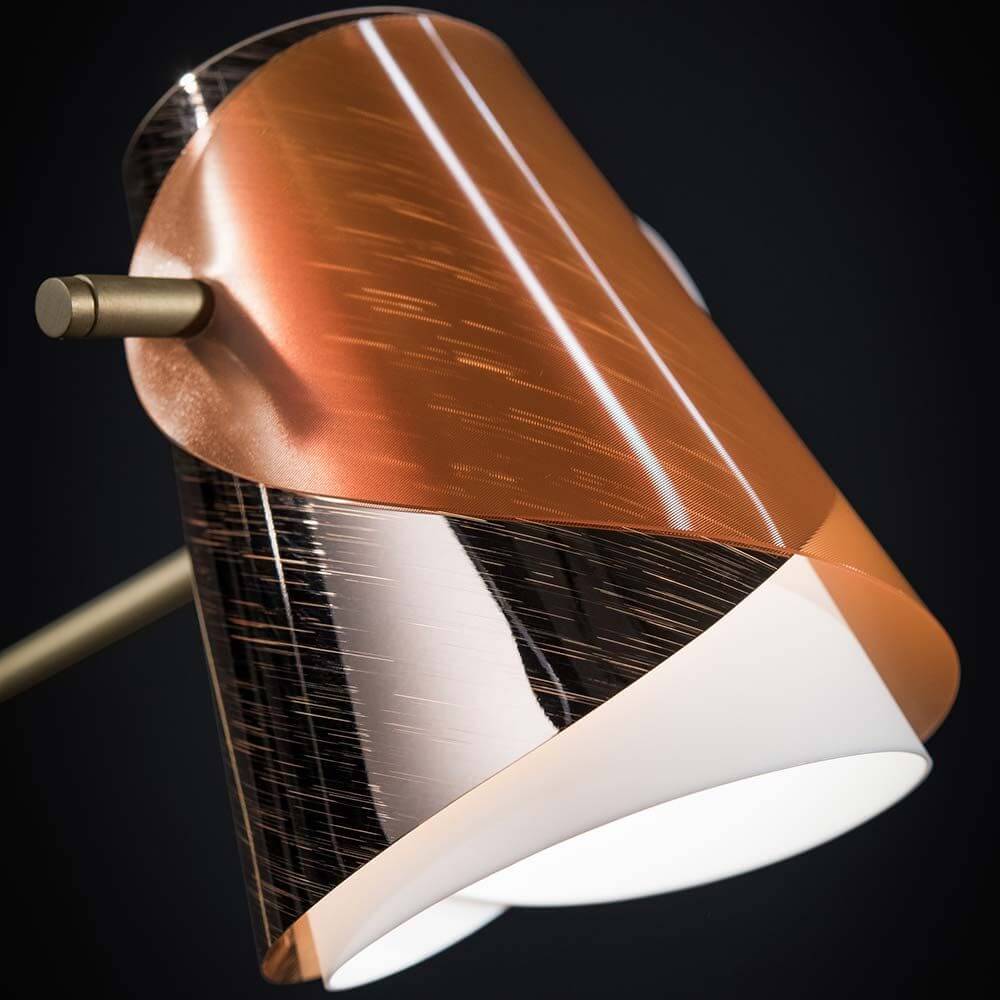 Slamp LED Schreibtischlampe Overlay & Montblanc Meisterstück Le Grand im Detail, modernes Design mit kupferfarbener Lampenschirm.