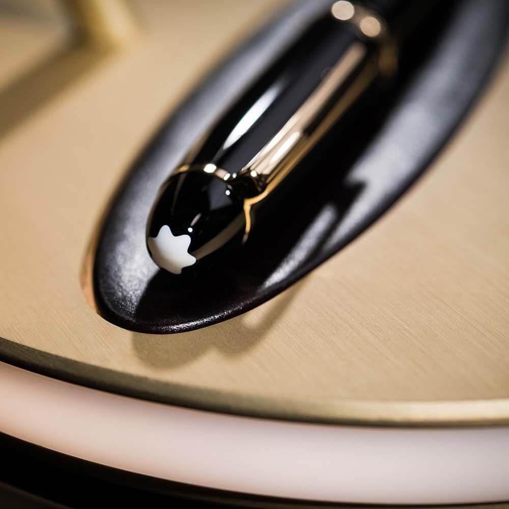 Slamp LED Schreibtischlampe Overlay & Montblanc Meisterstück Le Grand und eleganter Füllfederhalter auf einem Tisch.