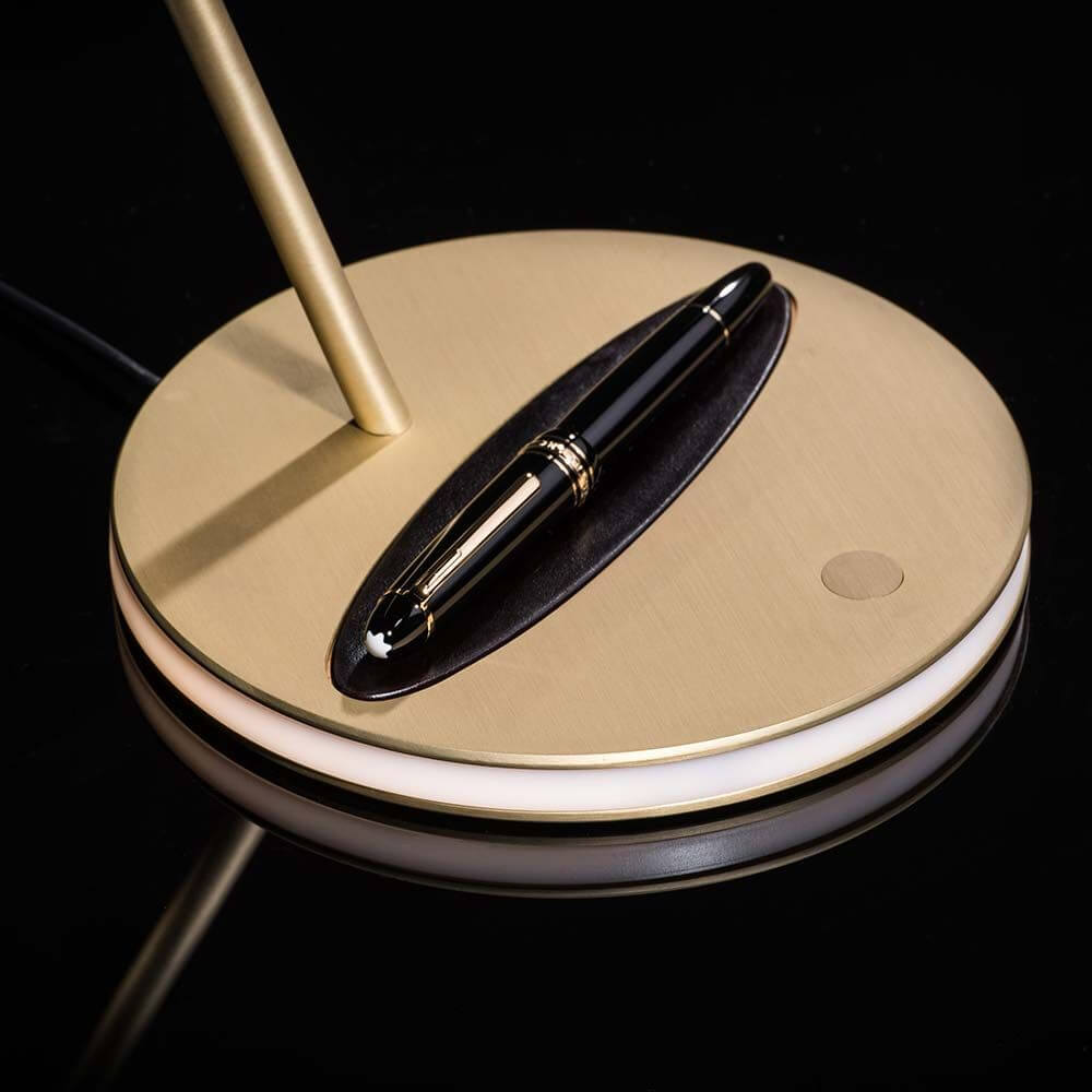 Slamp LED Schreibtischlampe Overlay & Montblanc Meisterstück Le Grand mit goldener Basis und Füller.