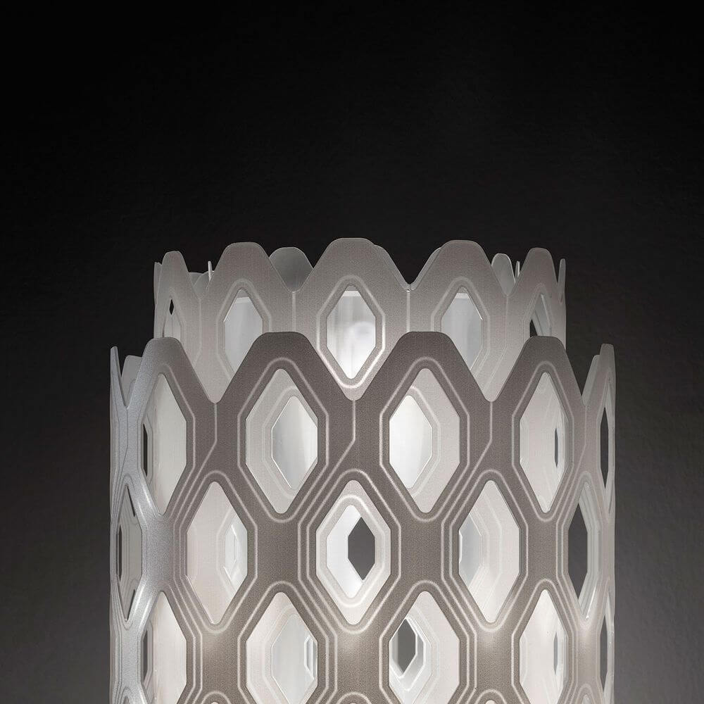 Slamp LED Stehlampe Charlotte 182cm Weiß, elegante skulpturale Form in Weiß mit Wabenstruktur.