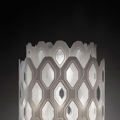 Slamp LED Stehlampe Charlotte 182cm Weiß, elegante skulpturale Form in Weiß mit Wabenstruktur.