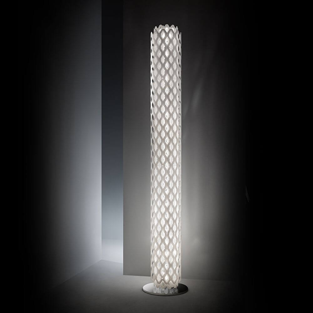 Slamp LED Stehlampe Charlotte 182cm Weiß in skulpturaler Form mit einzigartigem Lichtdesign.
