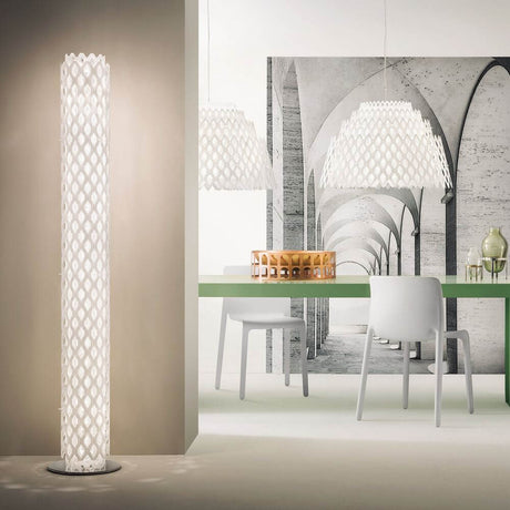 Slamp LED Stehlampe Charlotte 182cm Weiß in modernem Raum mit Essbereich und Hängelampe.
