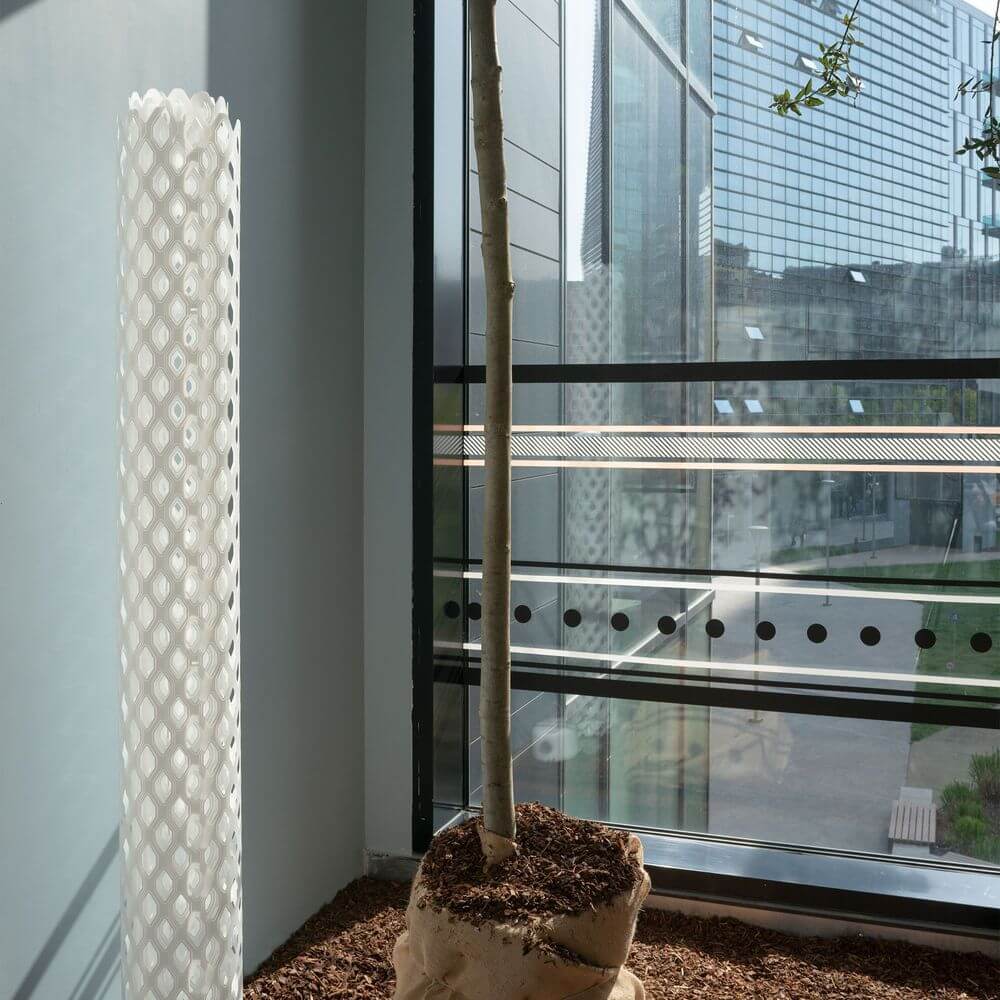 Slamp LED Stehlampe Charlotte 182cm Weiß in modernem Interieur mit Pflanzen und Glasfenstern.