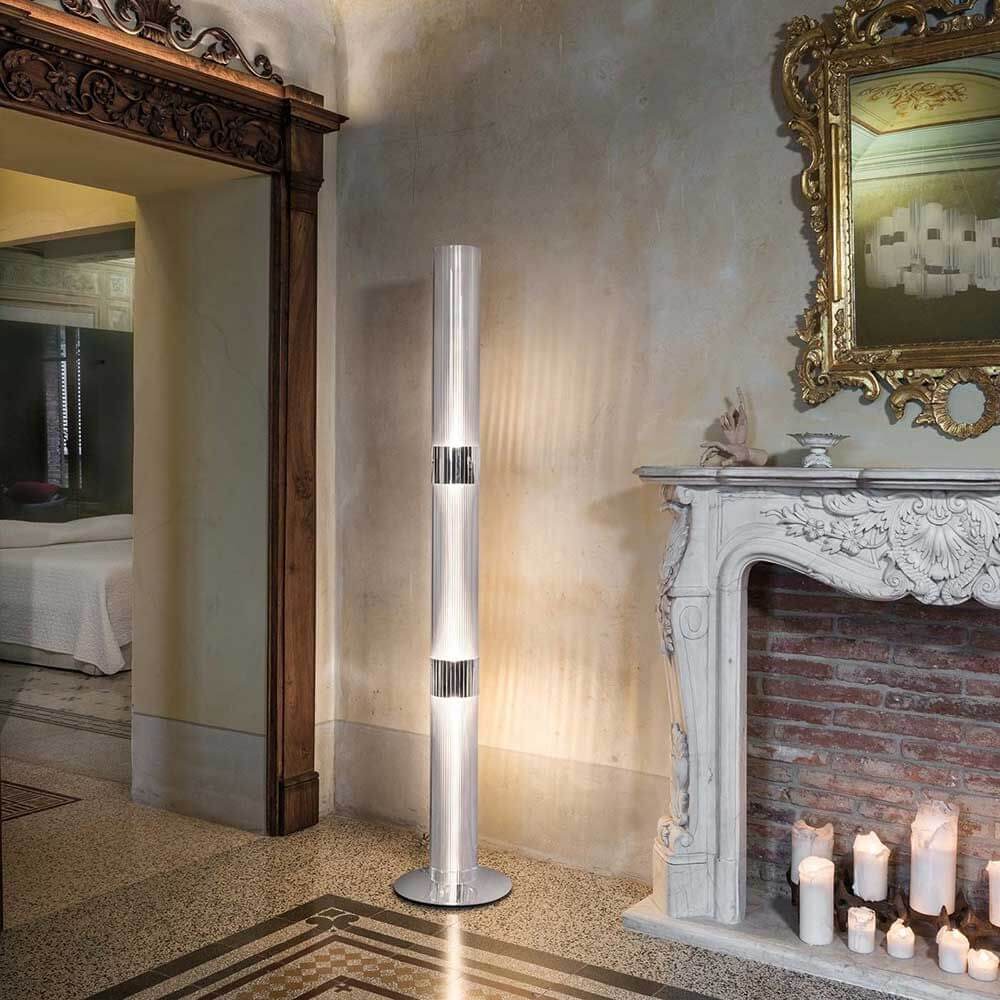 Slamp La Lollo Stehleuchte 163cm aus hochwertigen Kunststoffen in elegantem Wohnzimmer mit Kamin.