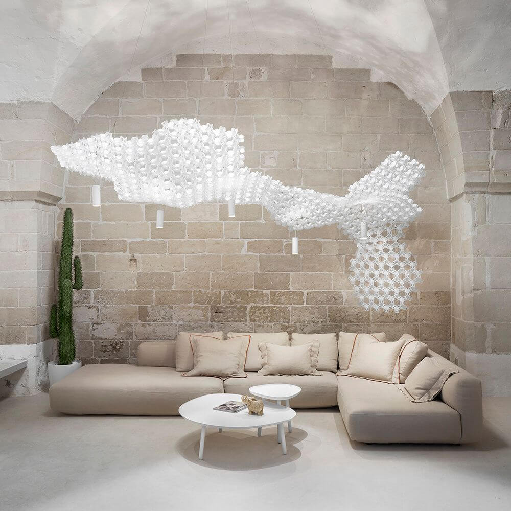 Slamp Nuvem Canopy Baldachin für 6 Anschlüsse Weiß in modernem Wohnzimmer mit Couch und Tisch.