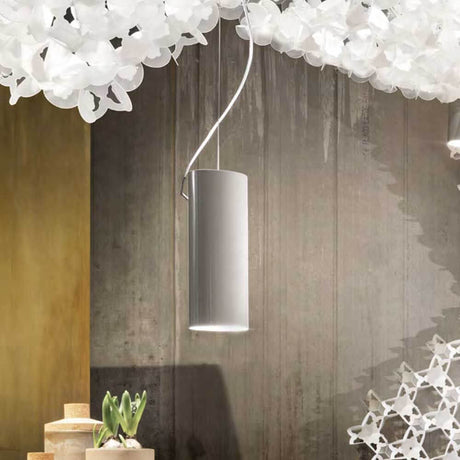 Slamp Nuvem zusätzlicher Spot Up- & Down Weiß an moderner Decke in elegantem Wohnambiente.