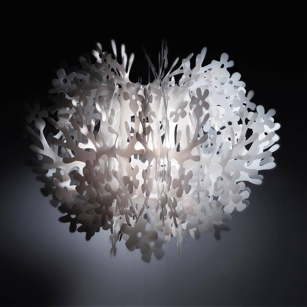 Slamp Pendelleuchte Fiorella Weiß mit floralem Design und beeindruckenden Lichtreflexionen im Raum.