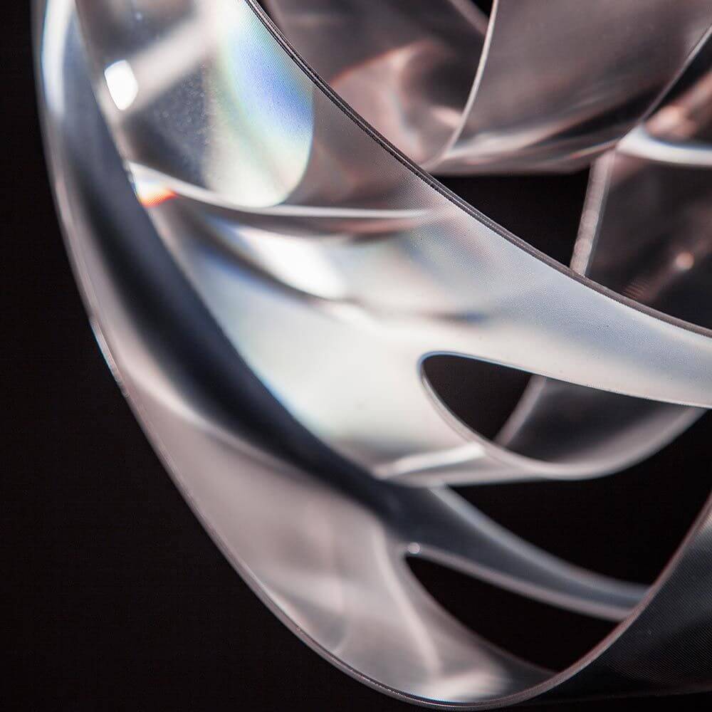 Detailansicht der Slamp Pendelleuchte Goccia Prisma Transparent mit flüssiger Form und einzigartigem Design.