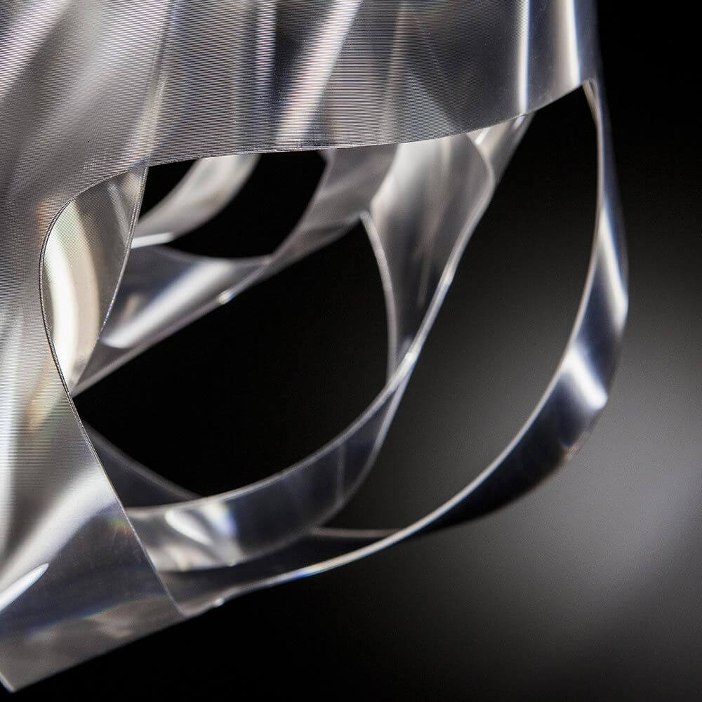 Detailaufnahme der Slamp Pendelleuchte Goccia Prisma Transparent mit charakteristischem Zug und lichtspielenden Effekten.