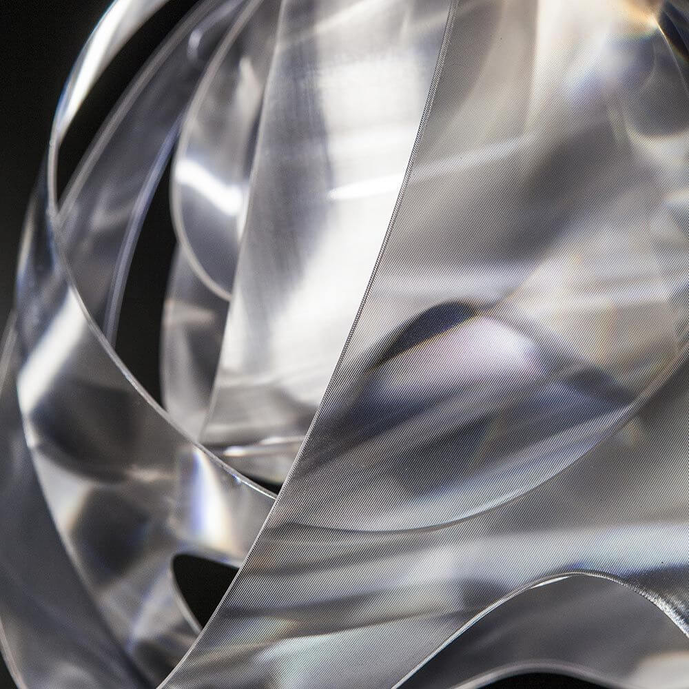 Detailaufnahme der Slamp Pendelleuchte Goccia Prisma Transparent mit transparenten Lentiflex®-Material.